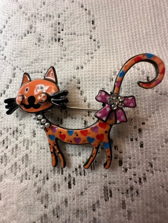 The Unbranded Brand Jewelry - Whimsical Orange Heart-Pattern Cat Brooch Pin with Pink Bow